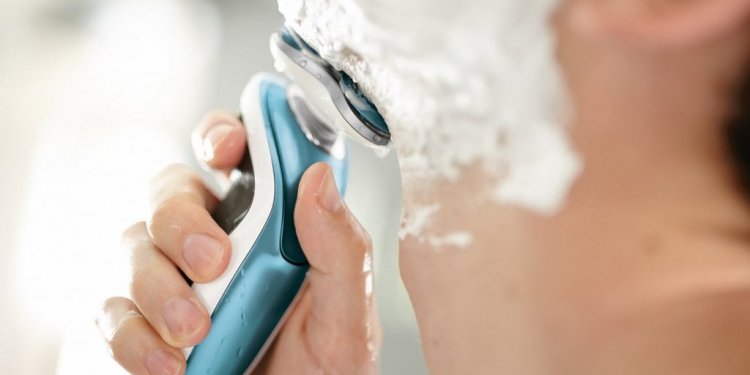 Electric razor with closest shave